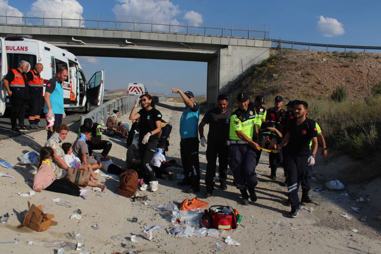 44 kişinin yaralandığı otobüs kazasından acı haber! Geride son kare kaldı 5